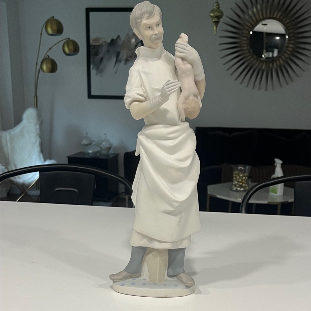 Porcelain Lladro Obstetrician No 4763. Signed by artist